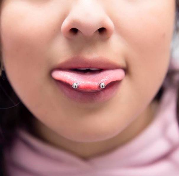 piercing de lengua infectado