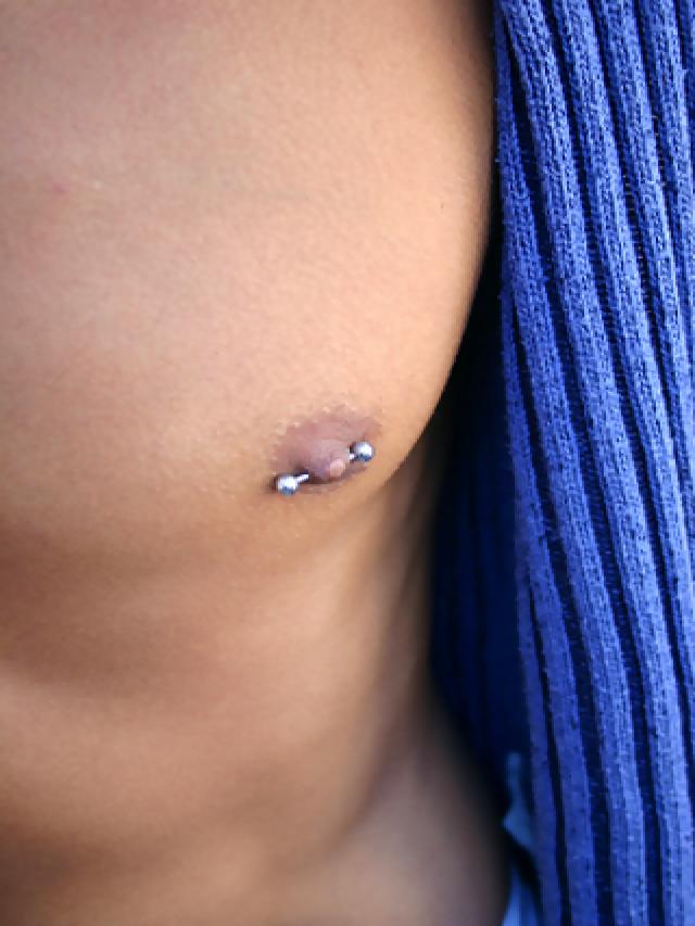 piercing pezon liquido blanco.